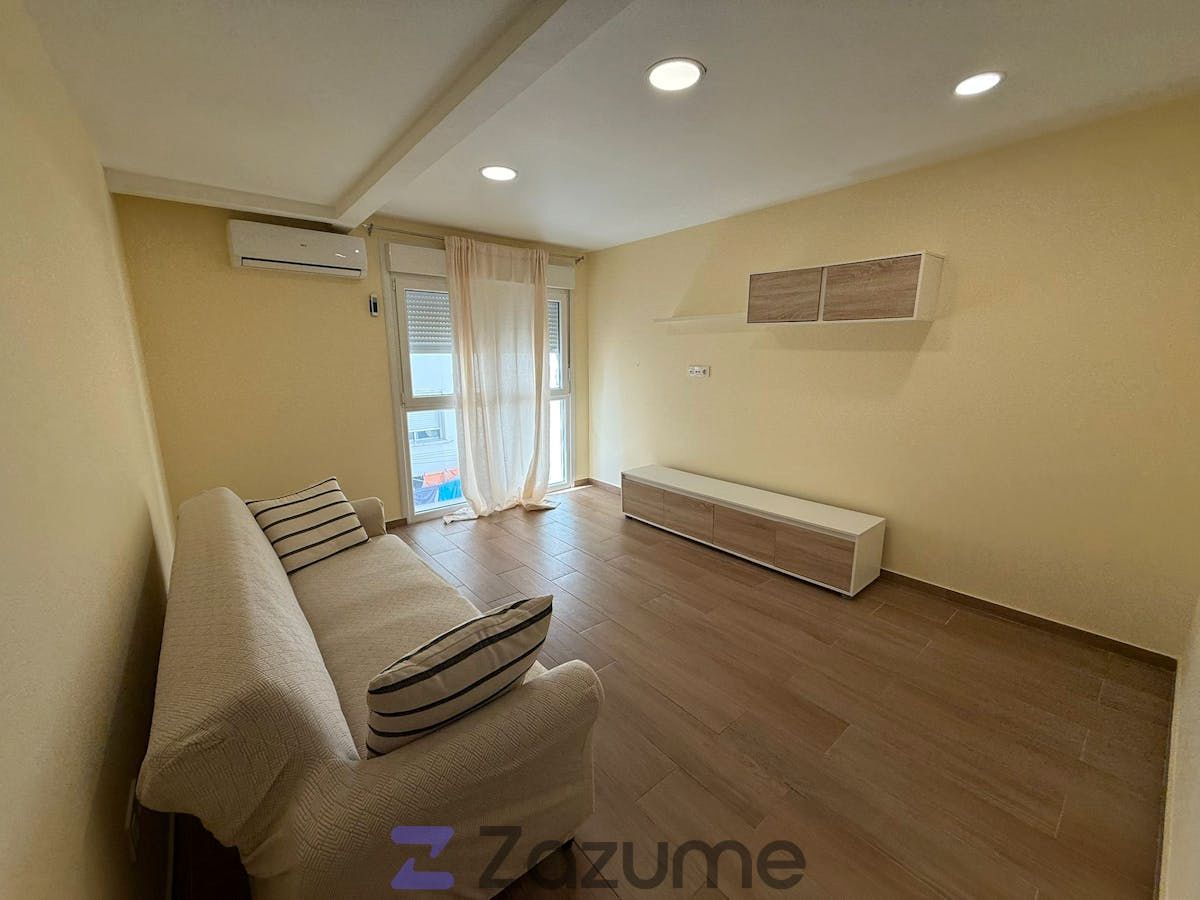Living room of Flat for rent in Algeciras  with Air Conditioner, Parquet flooring and Furnished