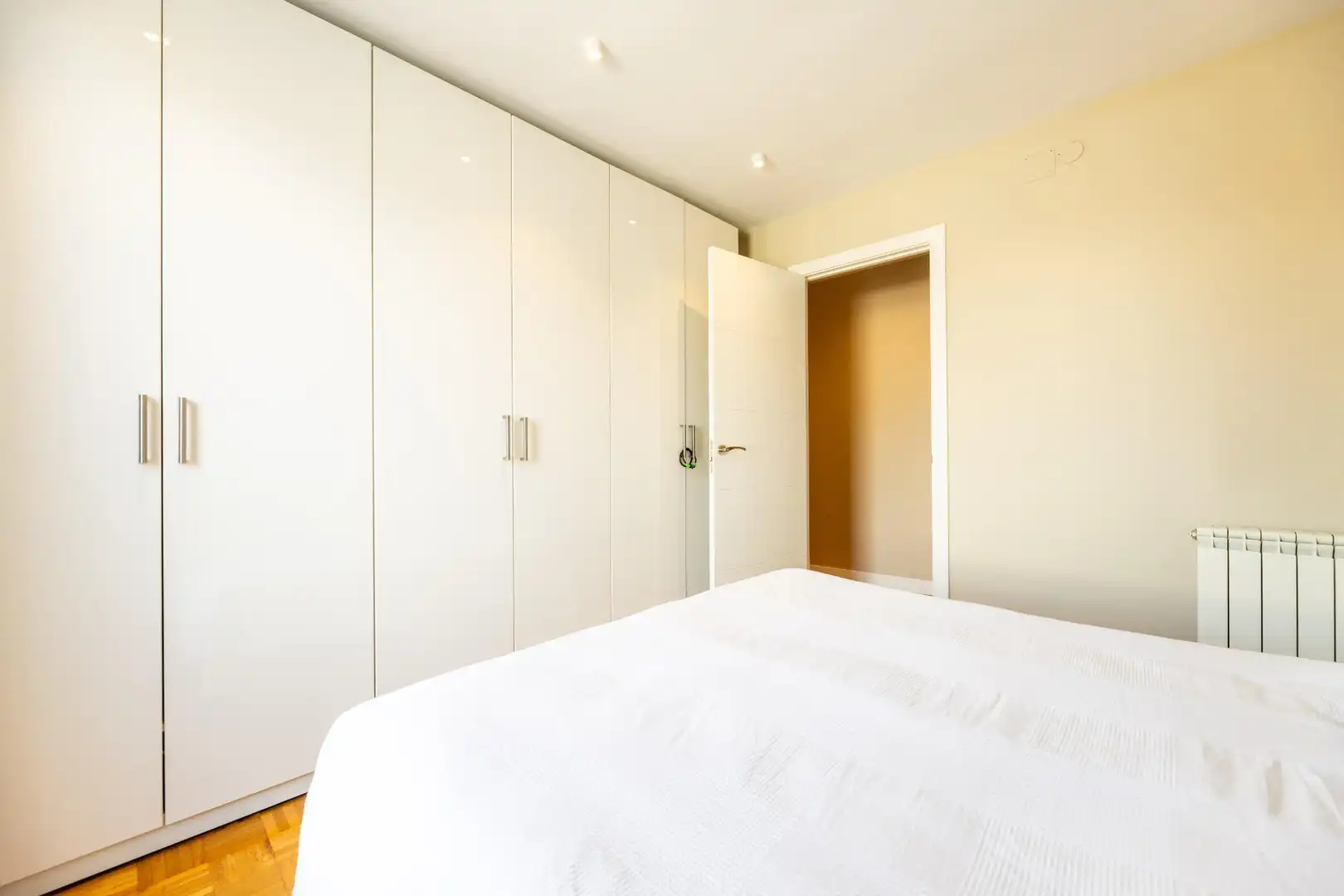 Schlafzimmer von Dachboden zur Miete in Madrid mit Klimaanlage, Heizung und Terrasse