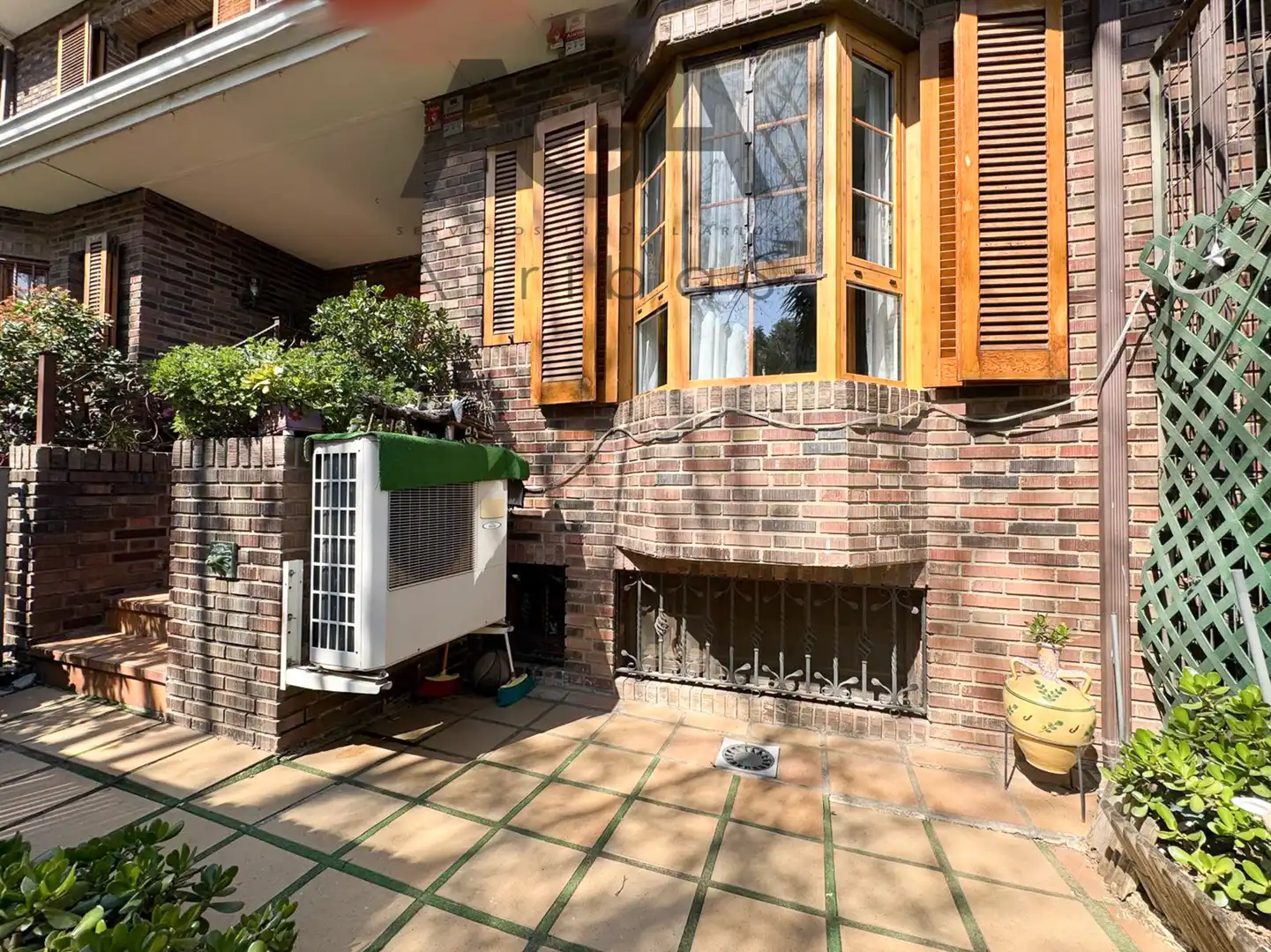 Terrasse von Einfamilien-Reihenhaus zum Verkauf in Badalona mit Klimaanlage und Abstellraum