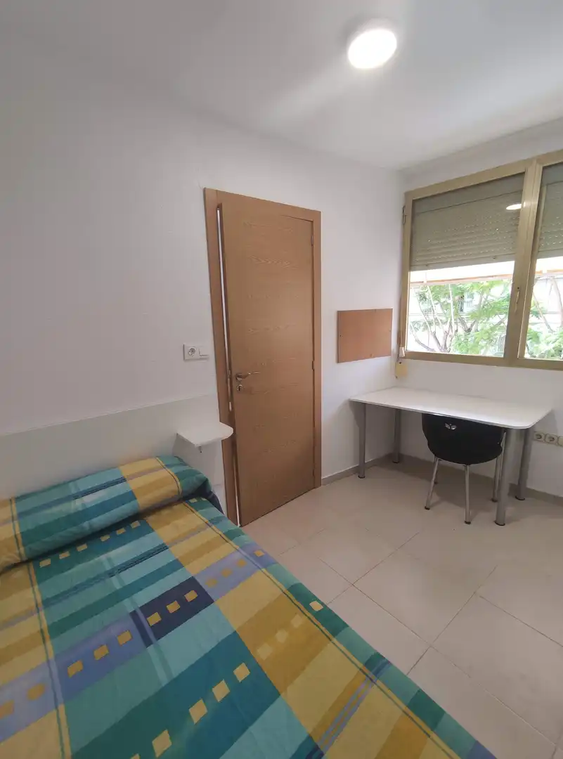 Room in Plaza Crevillente - Antiguos Juzgados - El Asilo