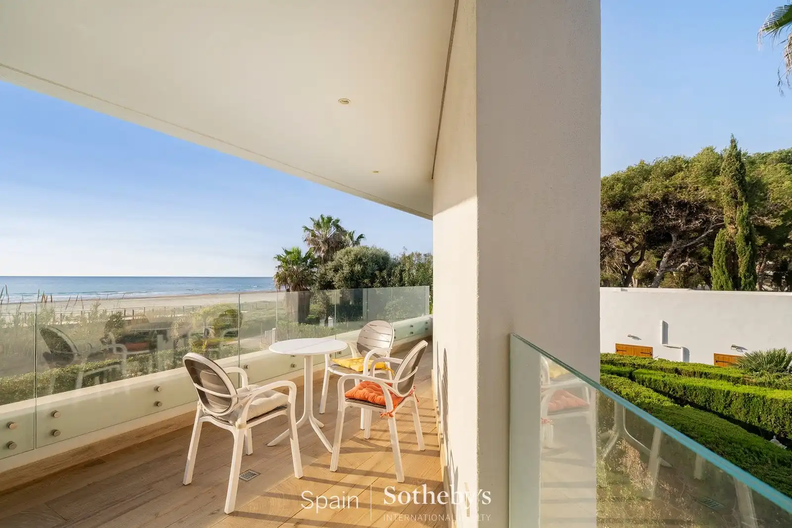 Terrasse von Einfamilien-Reihenhaus zum Verkauf in Alcalà de Xivert mit Klimaanlage, Heizung und Privatgarten