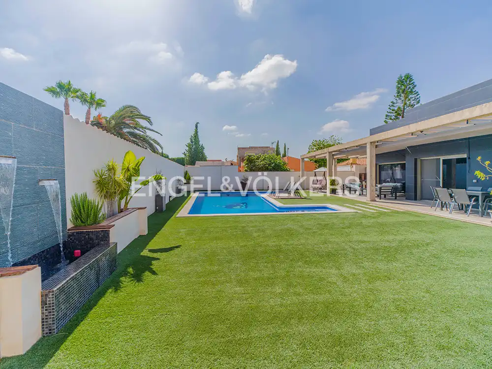 Villa con piscina in vendita a Carrer de la Limonita, imagen 3