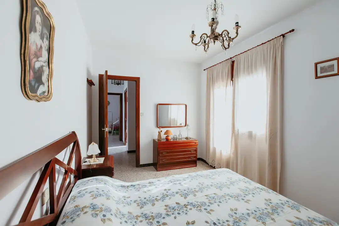 Dormitori de Casa o xalet en venda en Almuniente amb Calefacció, Terrassa i Moblat