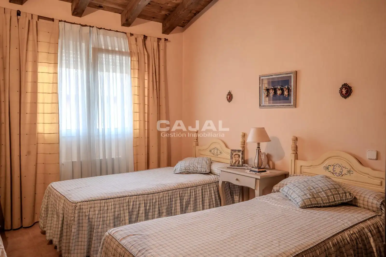 Habitación de Casa adosada en venta en Riaza con Calefacción y Jardín privado
