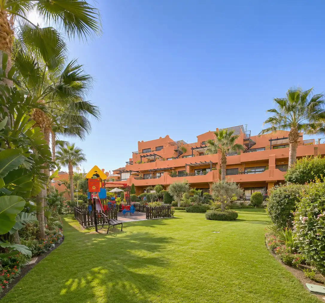 Vista exterior de Apartament en venda en Estepona amb Aire condicionat, Terrassa i Piscina