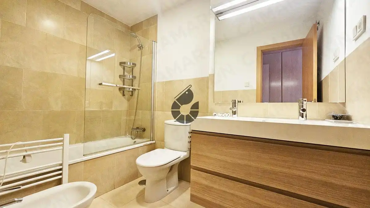 Baño de Piso en venta en Mairena del Aljarafe con Aire acondicionado, Trastero y Piscina comunitaria