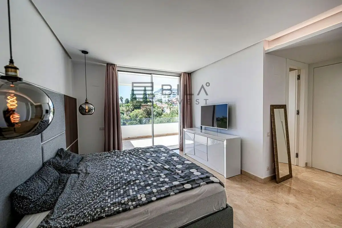 Dormitori de Casa adosada en venda en Marbella amb Aire condicionat, Terrassa i Piscina