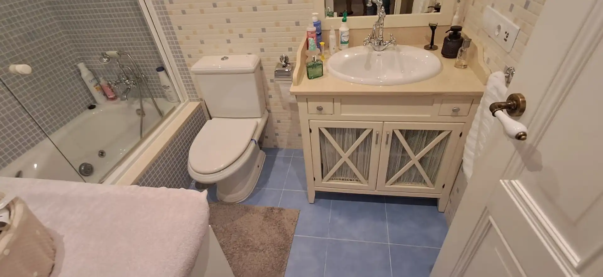 Baño de Casa adosada en venta en Utrera con Aire acondicionado, Trastero y Balcón