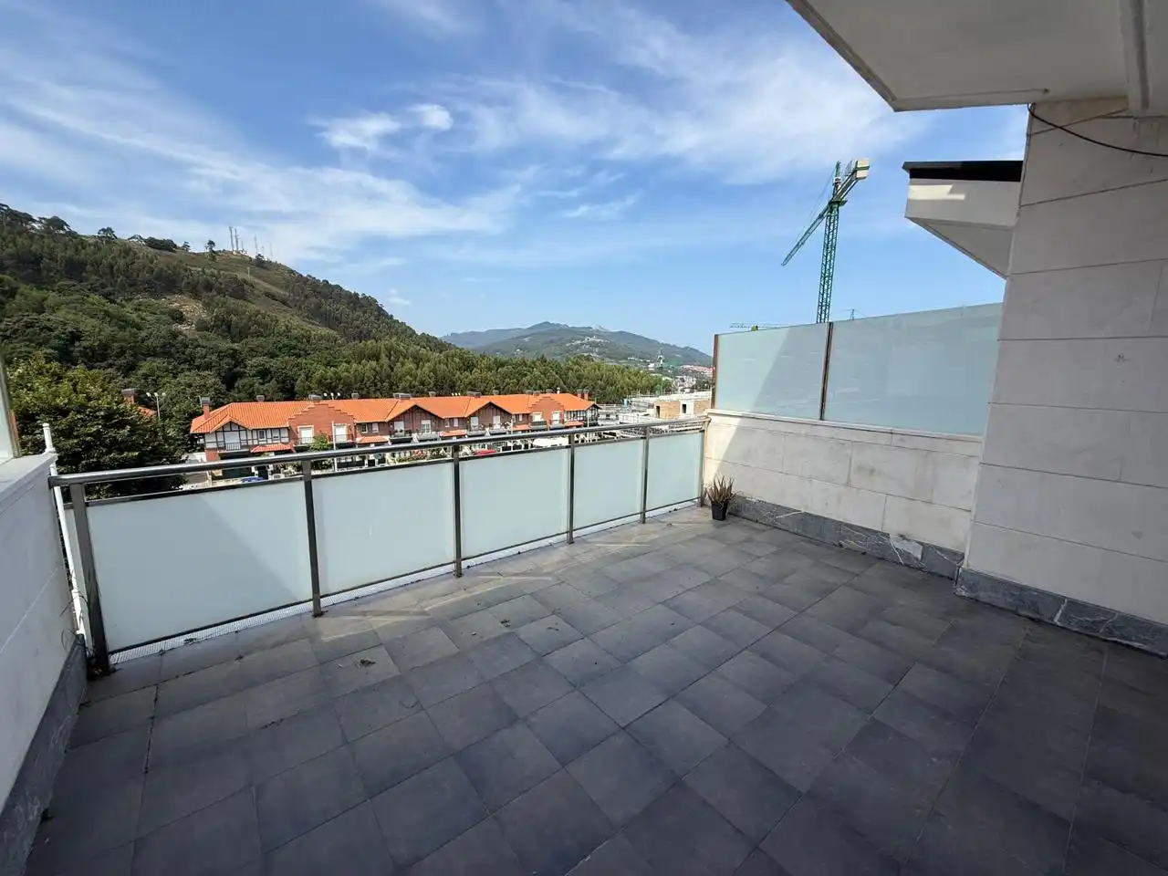Terrassa de Casa adosada en venda en Castro-Urdiales amb Calefacció, Parquet i Balcó