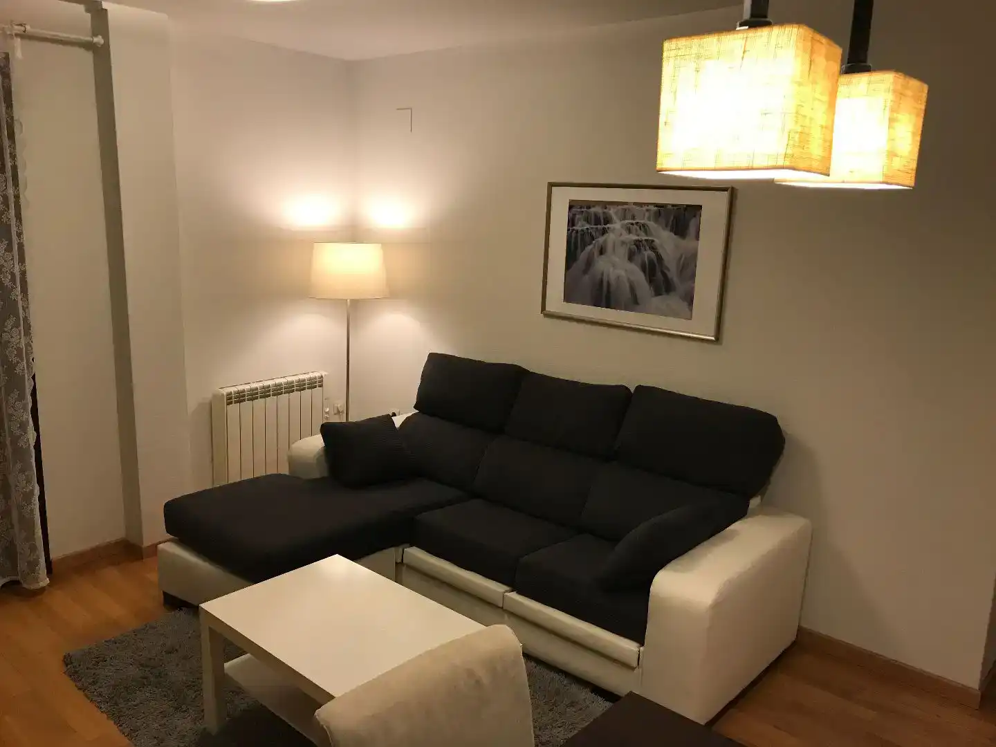 Sala d'estar de Pis en venda en El Tiemblo  amb Aire condicionat, Parquet i Moblat