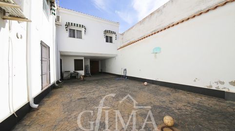 Casa muy grande, como las que ya no se hacen. Patio amplio y numerosas estancias. Cocinilla.