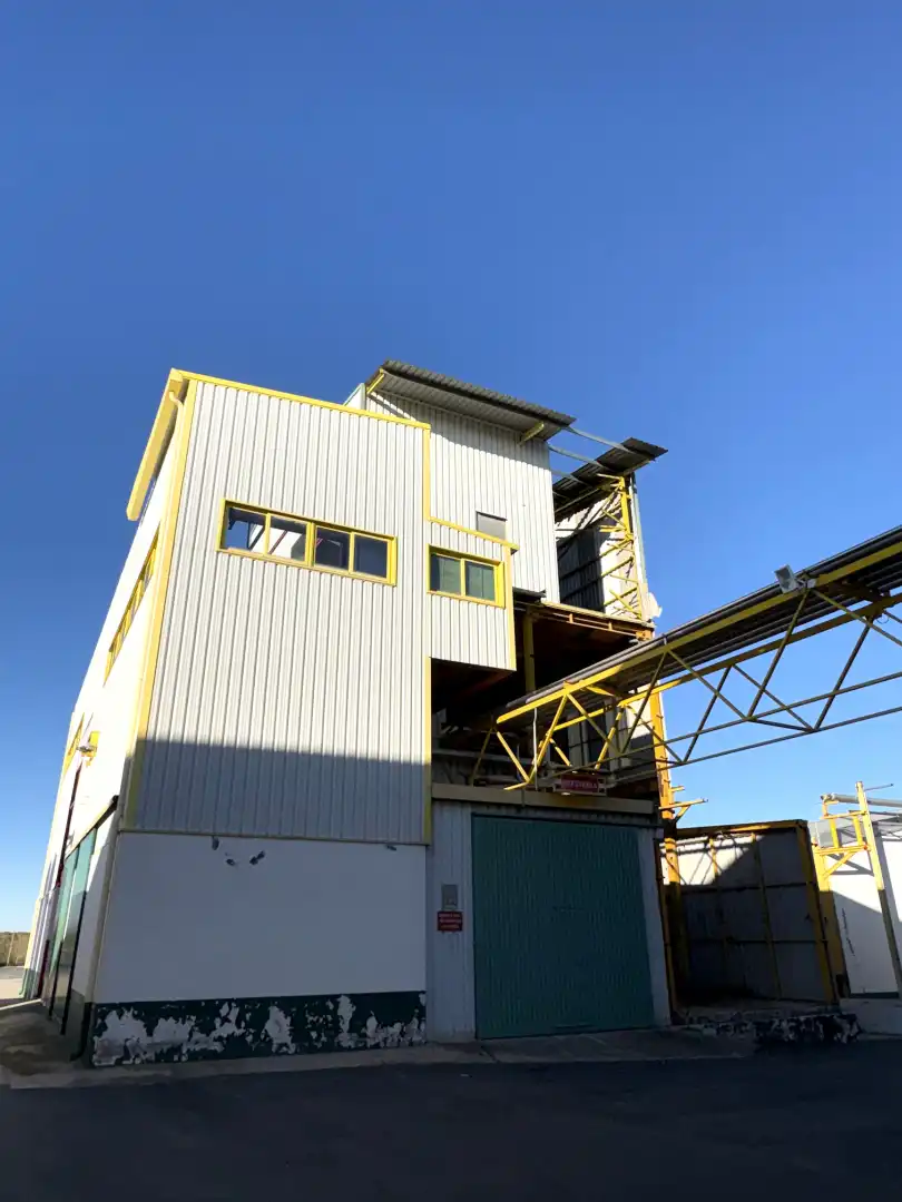 Außenansicht von Fabrikhallen zur Miete in Cedillo del Condado mit Heizung