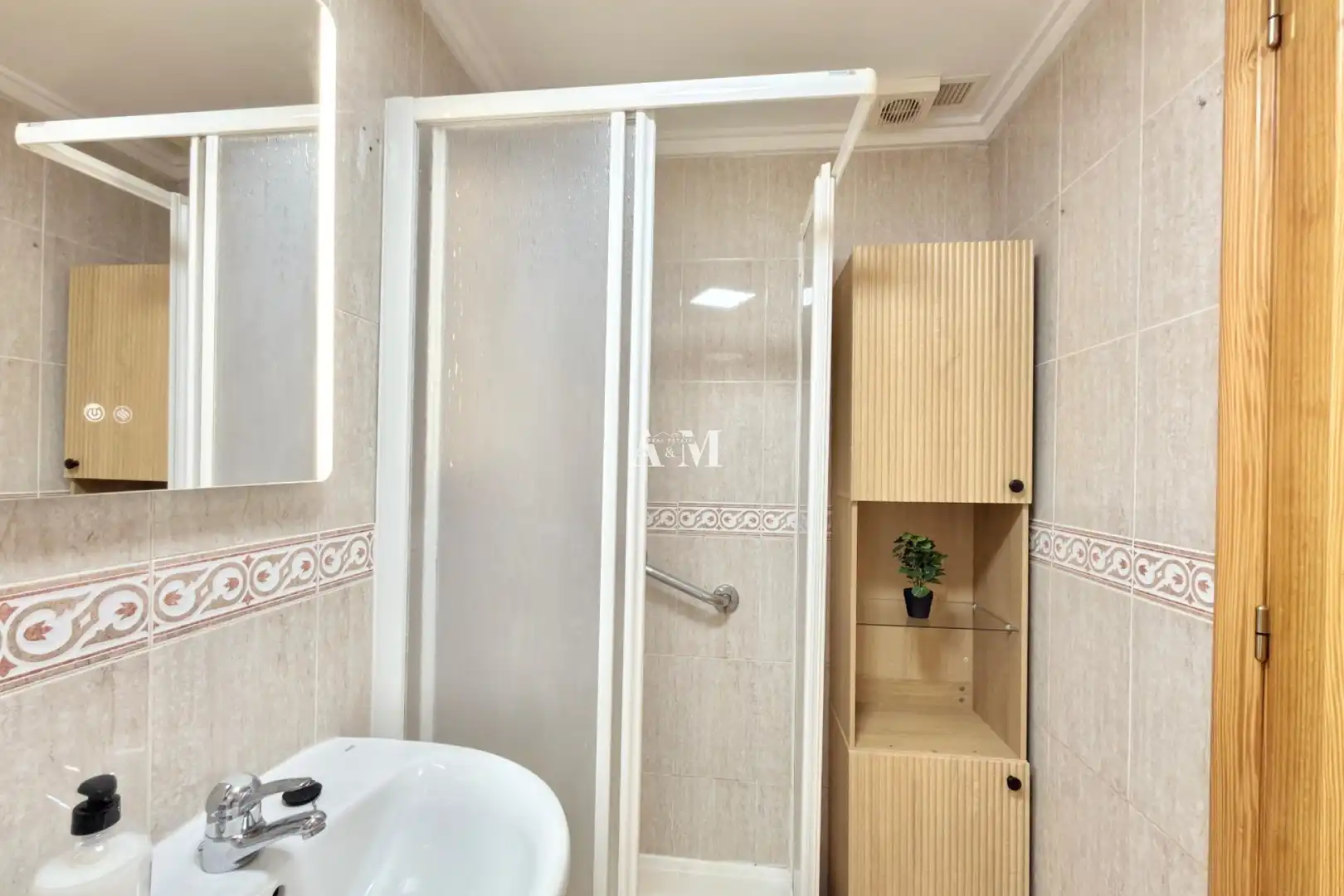 Bathroom of Flat for rent in Torrevieja  with Air Conditioner, Heating and Terrace