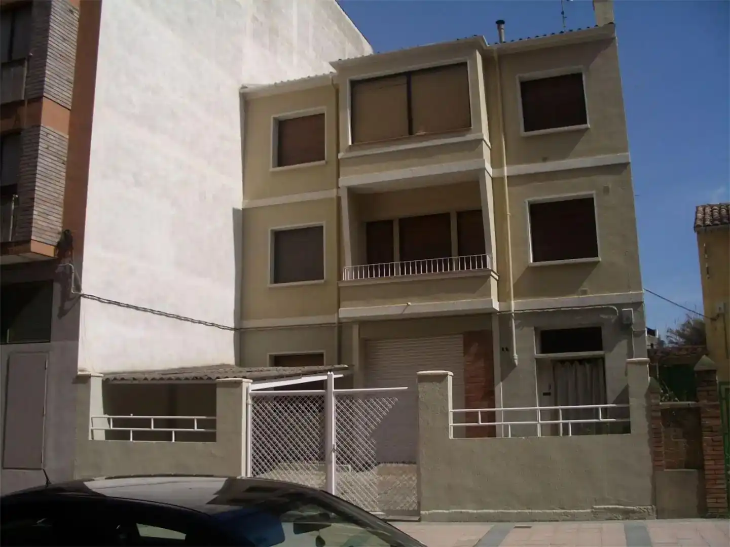 Vista exterior de Casa o xalet en venda en Barbastro amb Jardí privat, Traster i Balcó