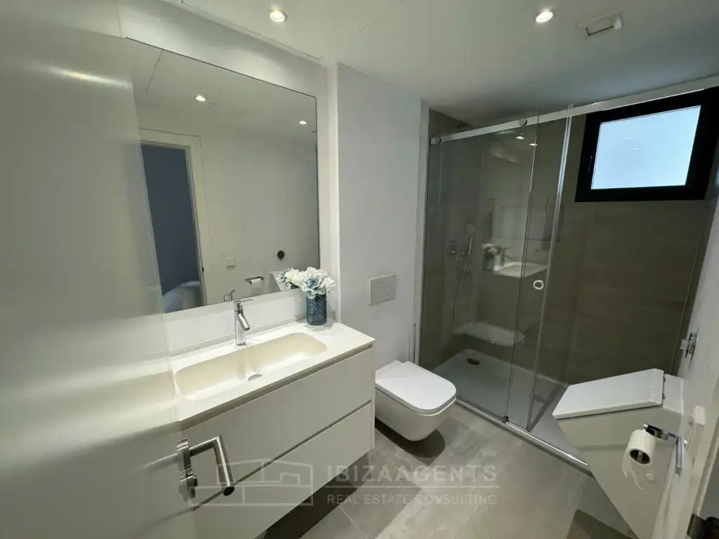 Baño de Apartamento en venta en Santa Eulària des Riu con Aire acondicionado, Calefacción y Piscina