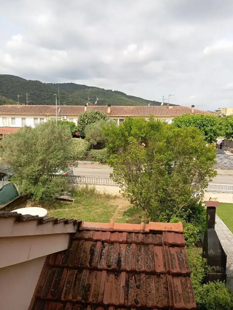 Vista exterior de Casa adosada en venda en Besalú amb Traster