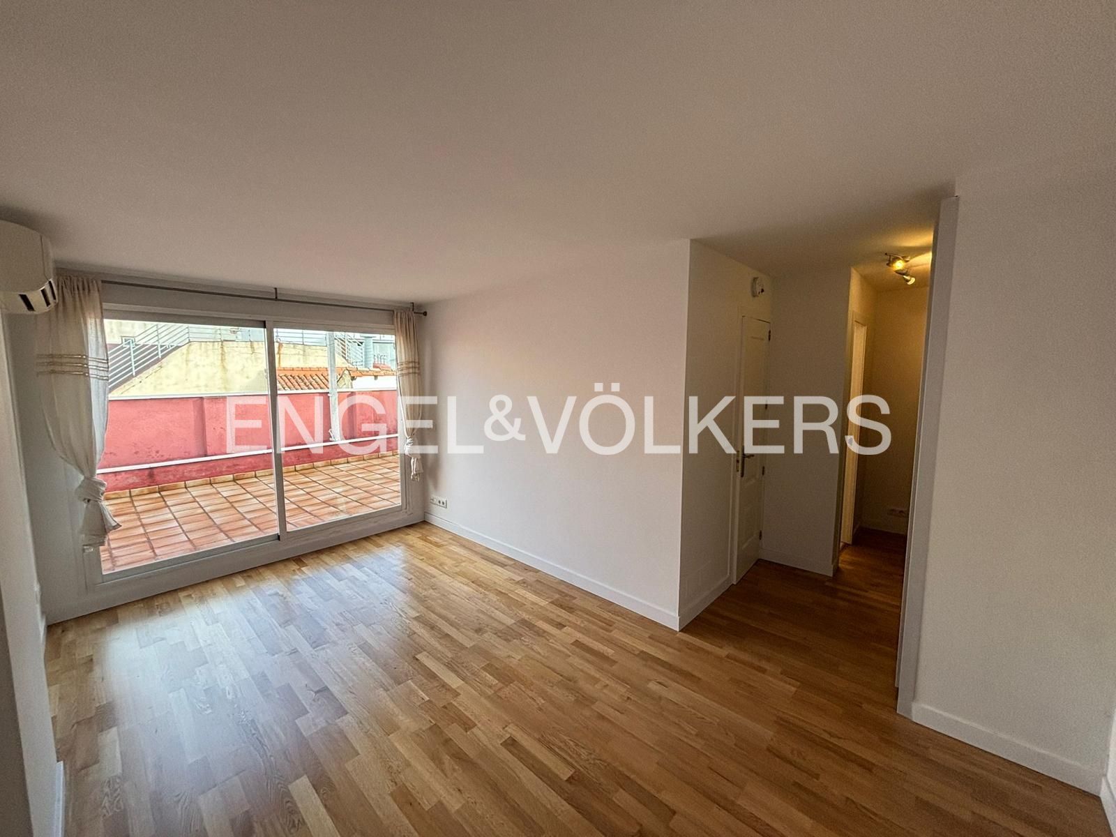 Vista exterior de Ático de alquiler en  Madrid Capital con Aire acondicionado, Calefacción y Terraza