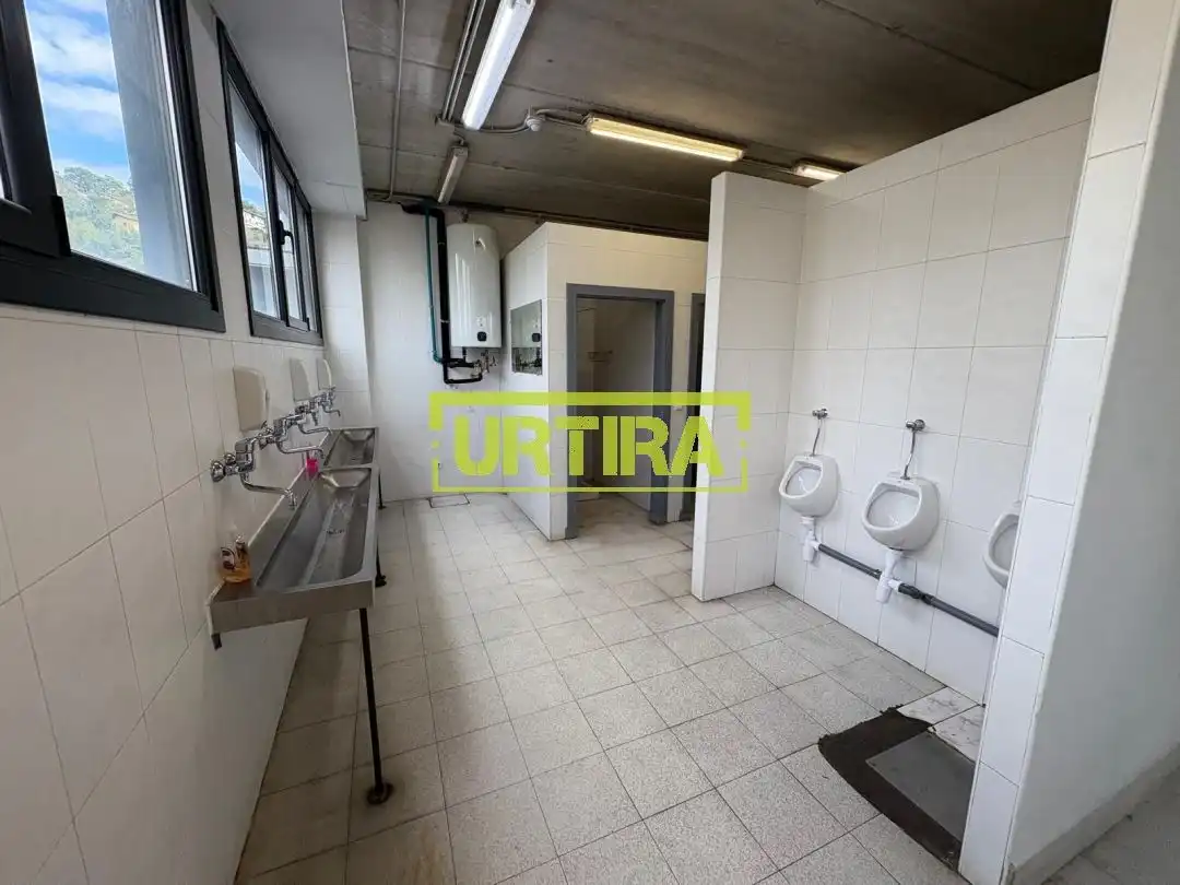 Badezimmer von Fabrikhallen zum Verkauf in Hernani