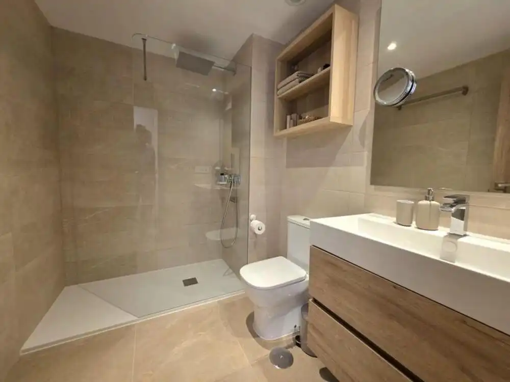 Bany de Apartament de lloguer en Estepona amb Aire condicionat, Terrassa i Piscina
