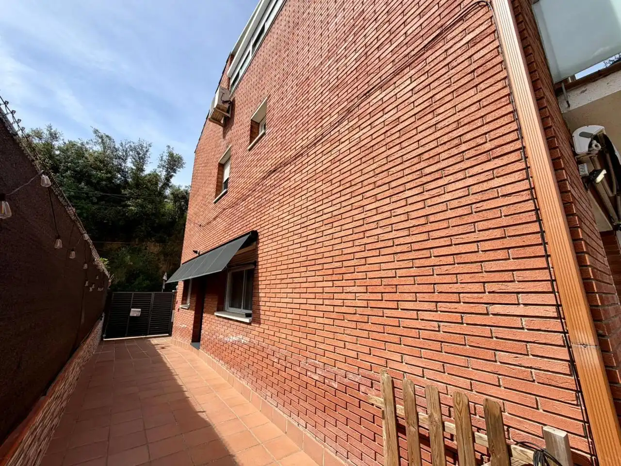 Vista exterior de Casa adosada en venta en Montcada i Reixac con Aire acondicionado, Calefacción y Jardín privado