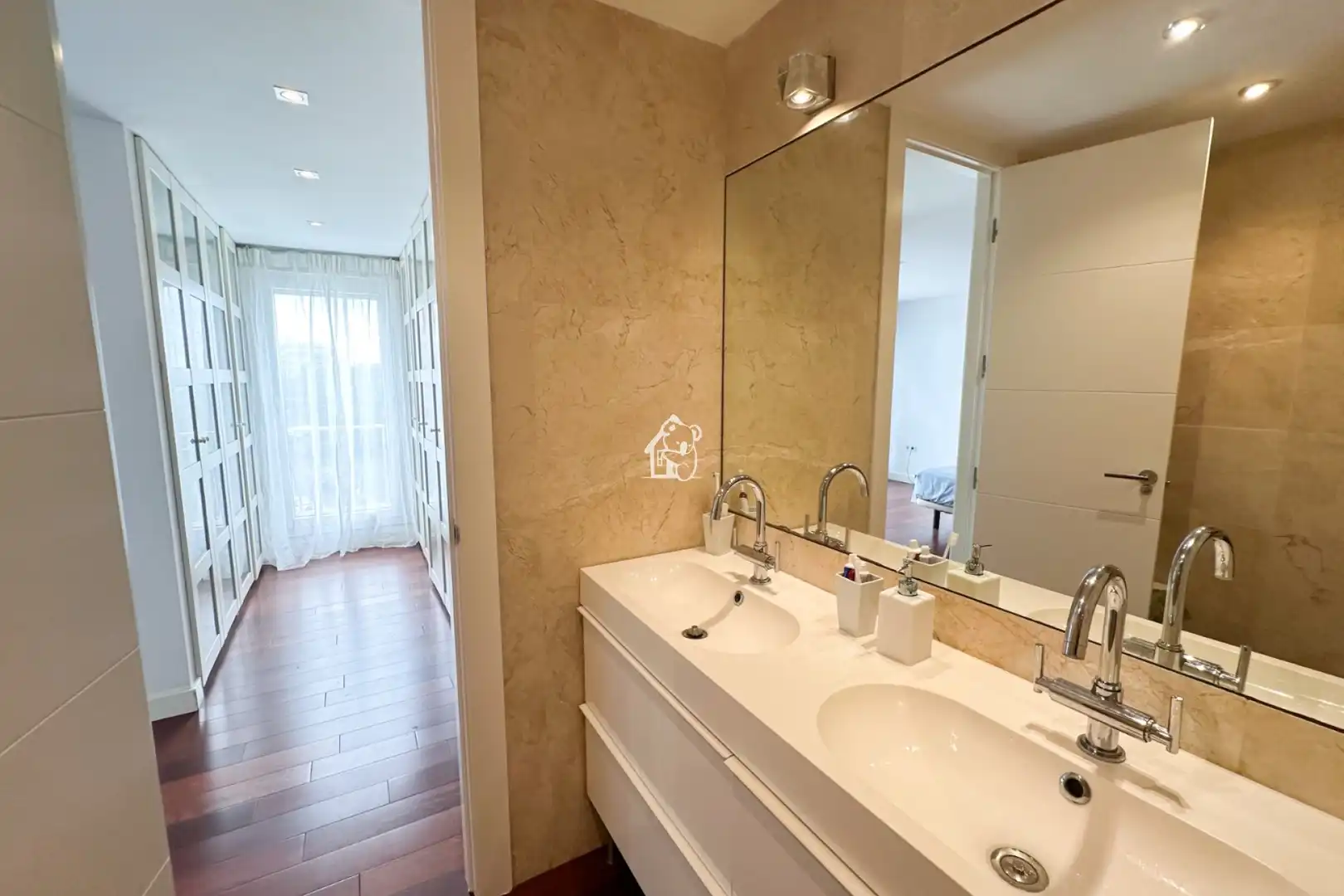 Baño de Piso de alquiler en Torrevieja con Parquet, Terraza y Piscina