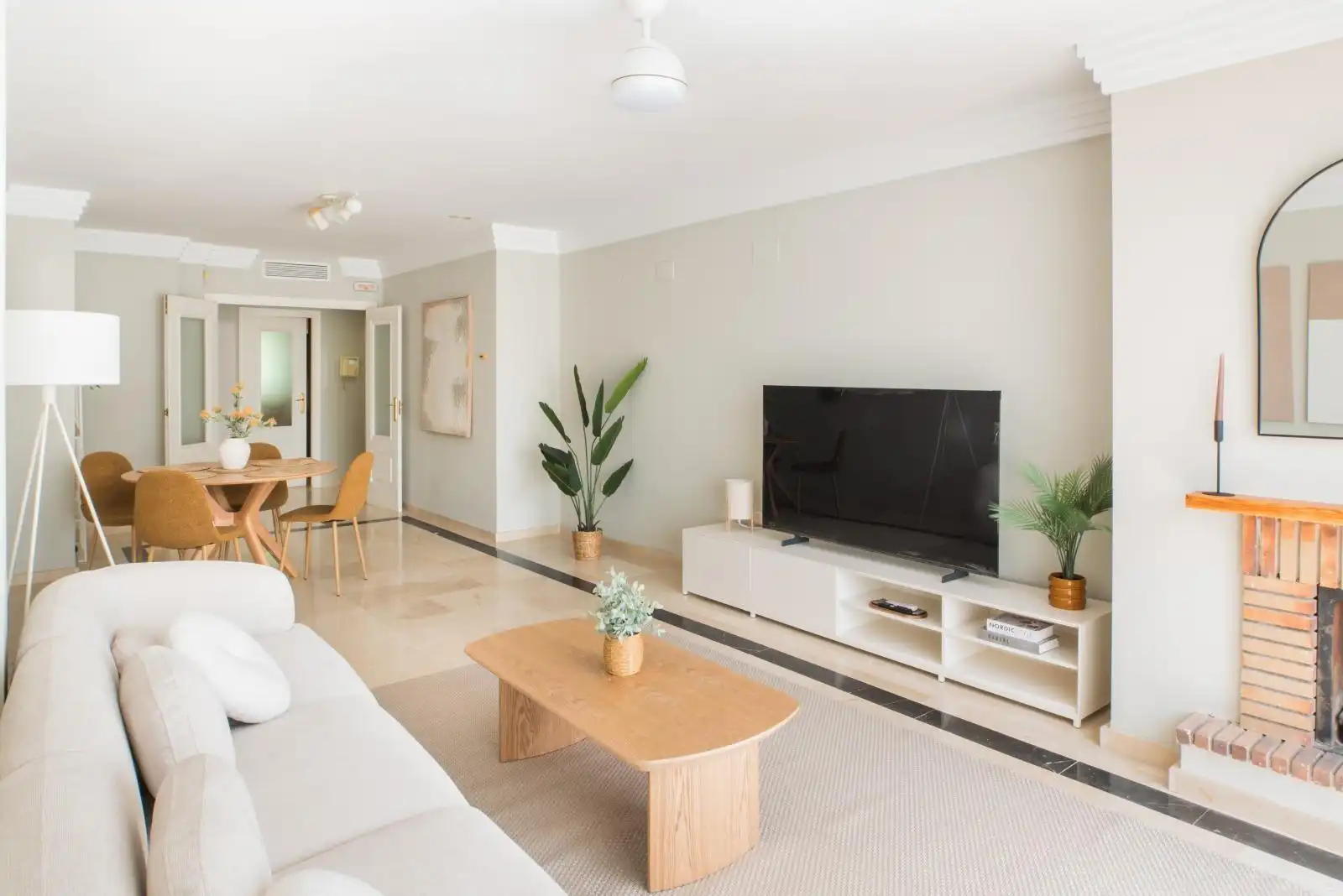 Living room of Flat for sale in Marbella  with Air Conditioner, Terrace and Furnished