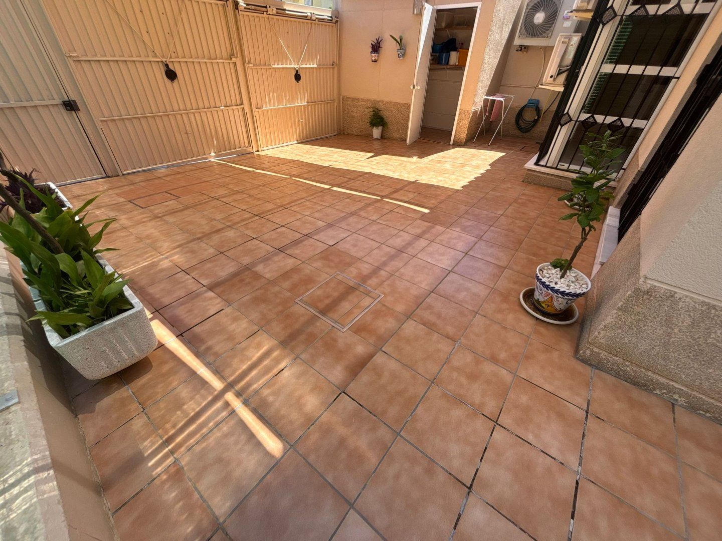 Terrassa de Casa adosada en venda en Tomares amb Aire condicionat i Piscina