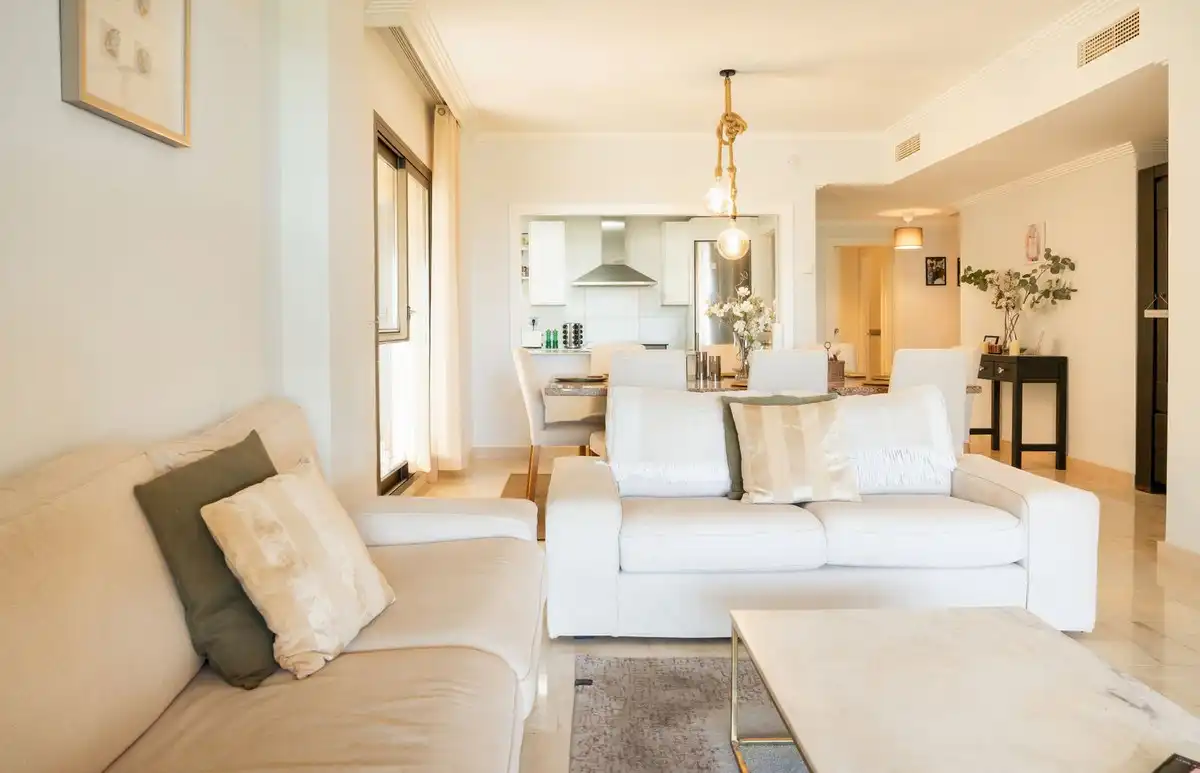 Sala d'estar de Planta baixa en venda en Benahavís amb Aire condicionat, Jardí privat i Terrassa