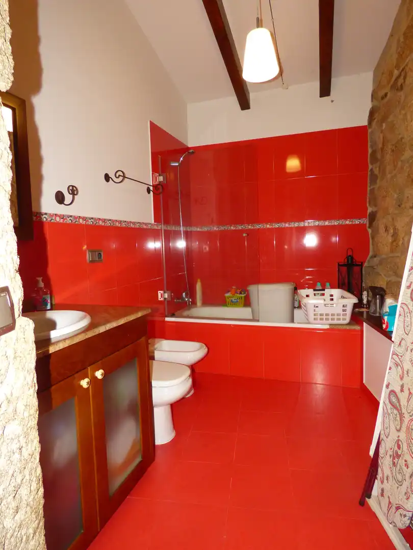 Badezimmer von Haus oder Chalet zum Verkauf in As Neves   mit Privatgarten, Terrasse und Ofen