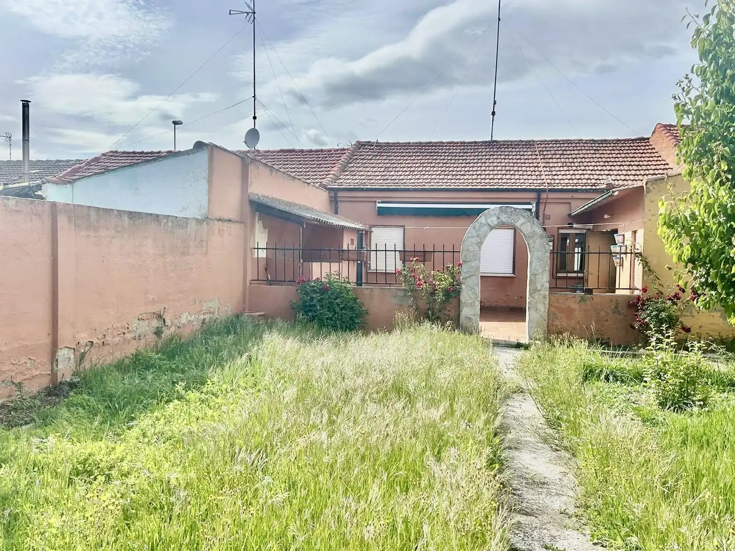 Vista exterior de Casa o xalet en venda en La Bañeza  amb Calefacció