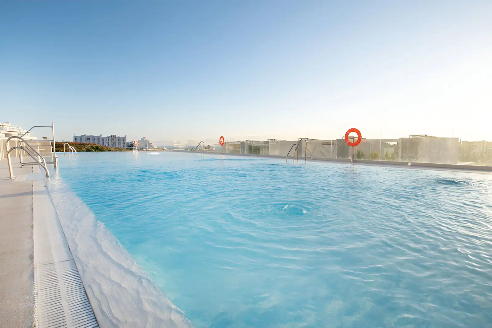 Piscina de Casa adosada en venda en Estepona amb Aire condicionat i Terrassa