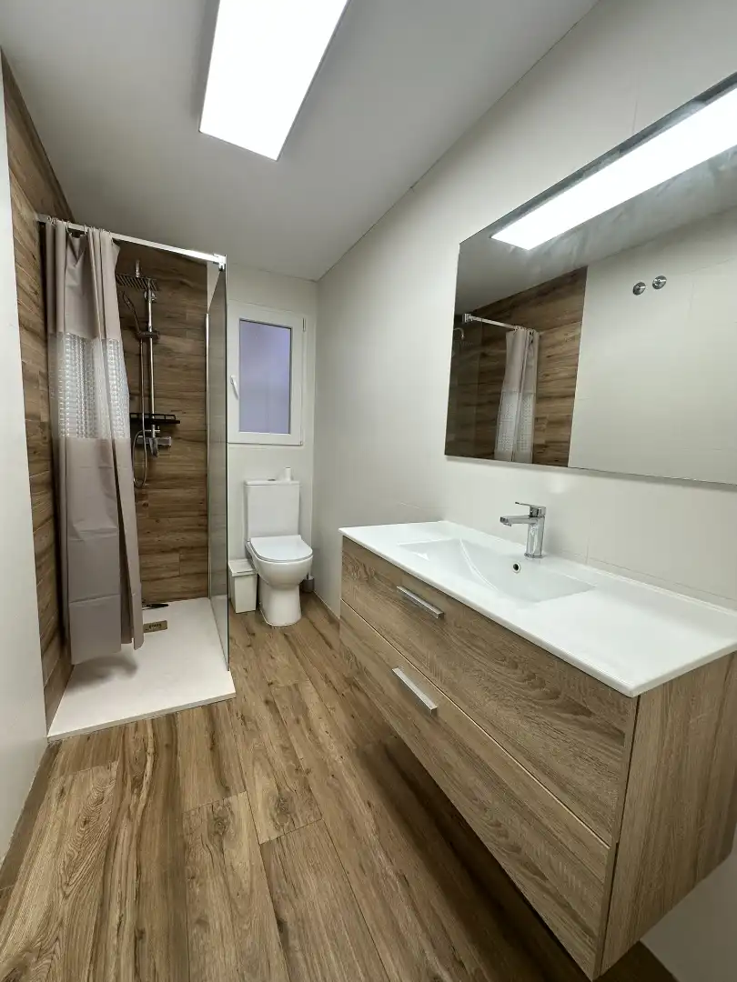 Bathroom of Flat for rent in Xirivella  with Air Conditioner, Parquet flooring and Terrace