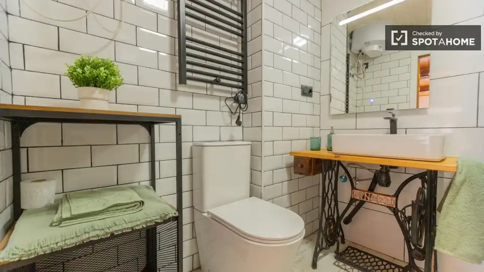 Baño de Piso de alquiler en Valencia con Aire acondicionado, Calefacción y Amueblado