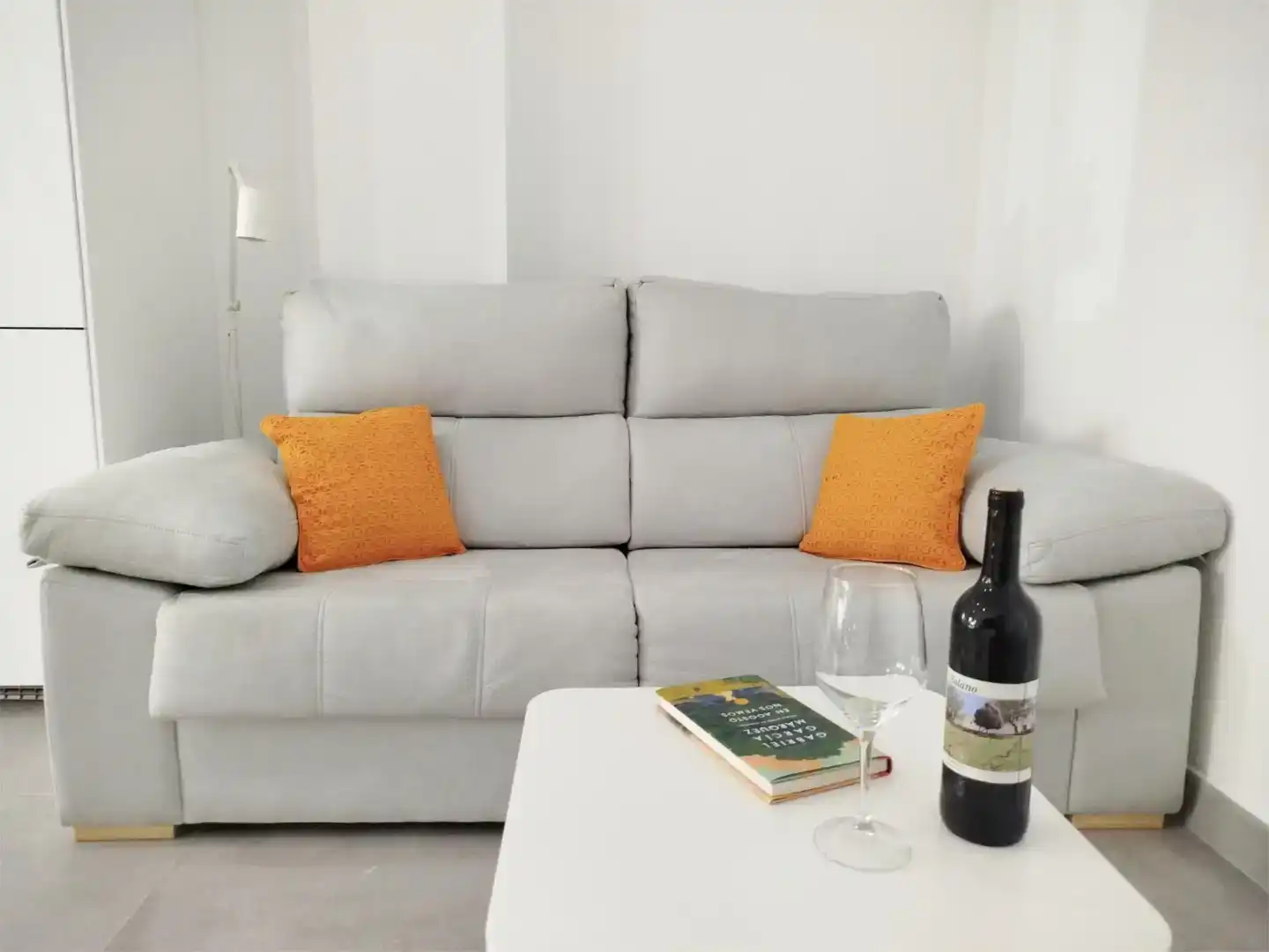 Sala d'estar de Apartament de lloguer en Fuengirola amb Aire condicionat, Moblat i Forn