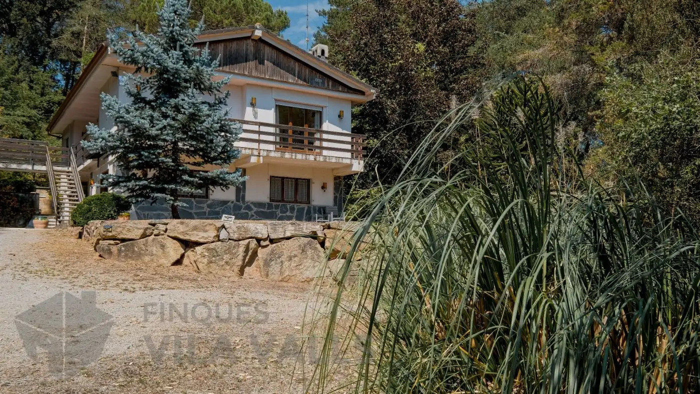 Außenansicht von Haus oder Chalet zum Verkauf in Sant Quirze Safaja mit Privatgarten und Balkon
