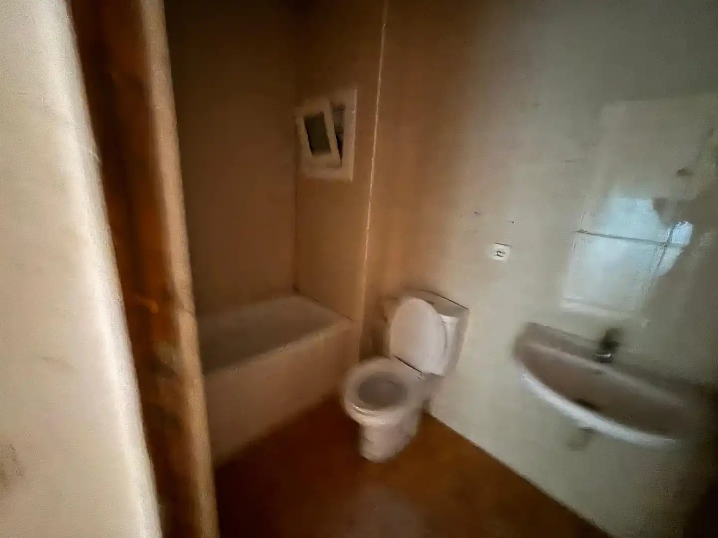 Bany de Casa o xalet en venda en Barcelona amb Terrassa i Balcó