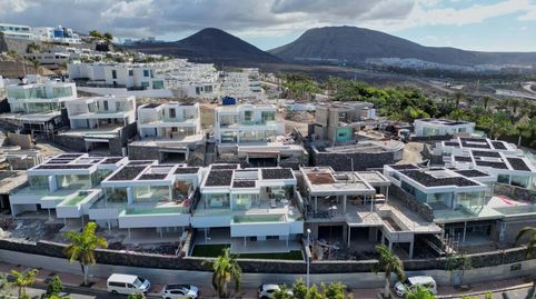 Se vende preciosa villa de lujo en el Sur de tenerife con unas vistas privilegiadas al océano..5 Dormitorios 3 baños .Pergola con