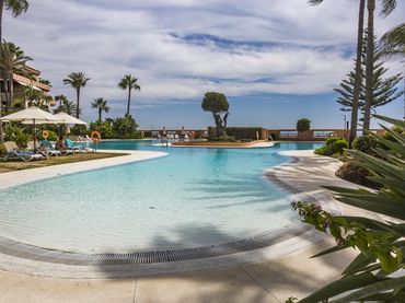 Baixos amb piscina en venda a Nueva Andalucía