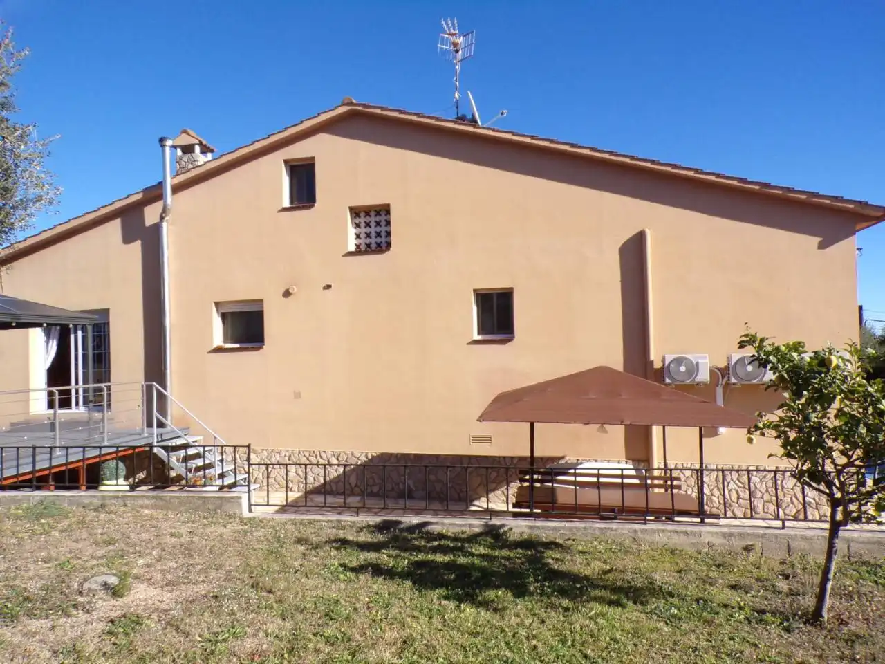 Vista exterior de Casa o xalet en venda en Tordera amb Calefacció, Jardí privat i Terrassa