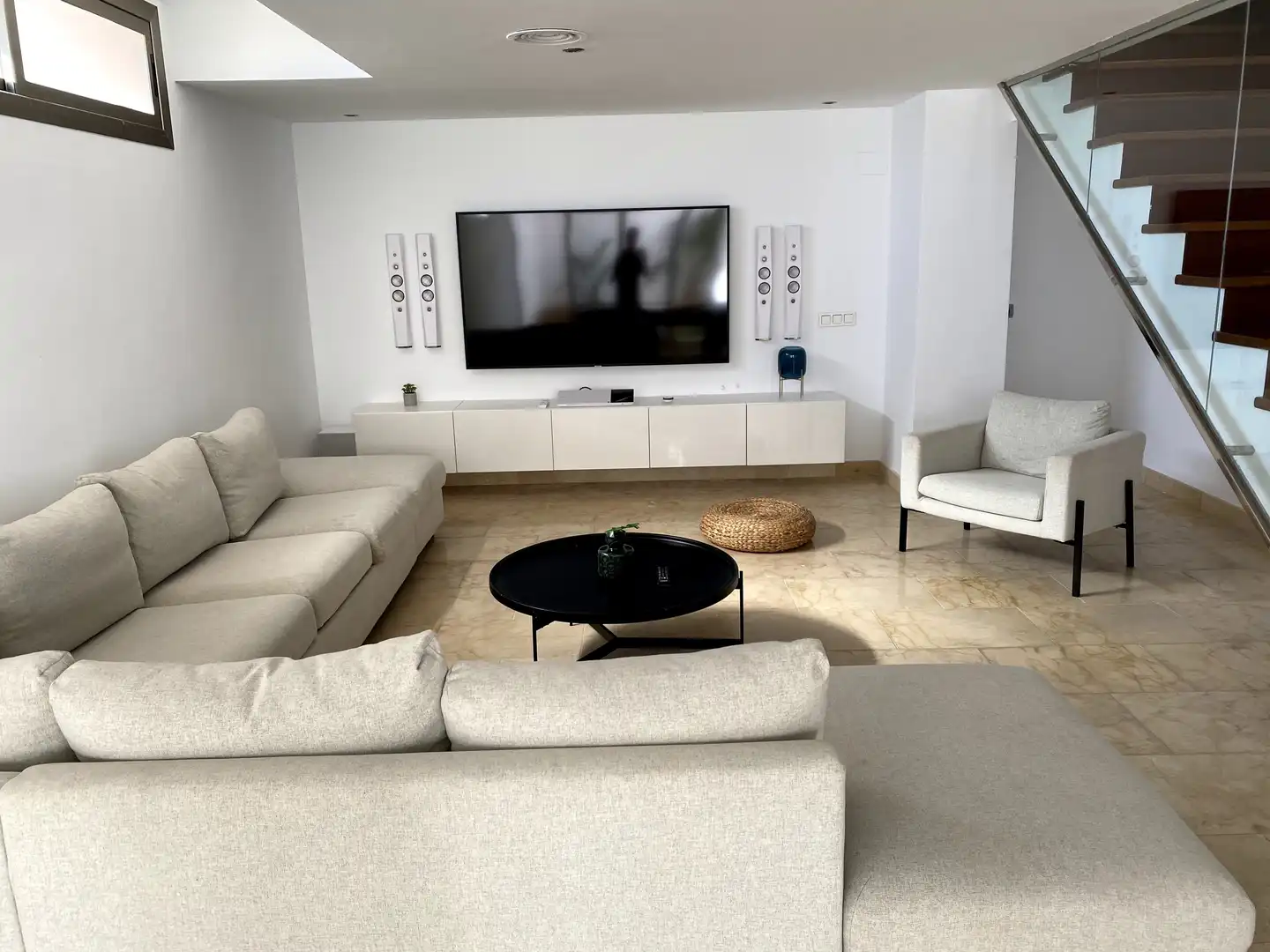 Sala d'estar de Casa adosada en venda en Benahavís amb Aire condicionat, Calefacció i Jardí privat