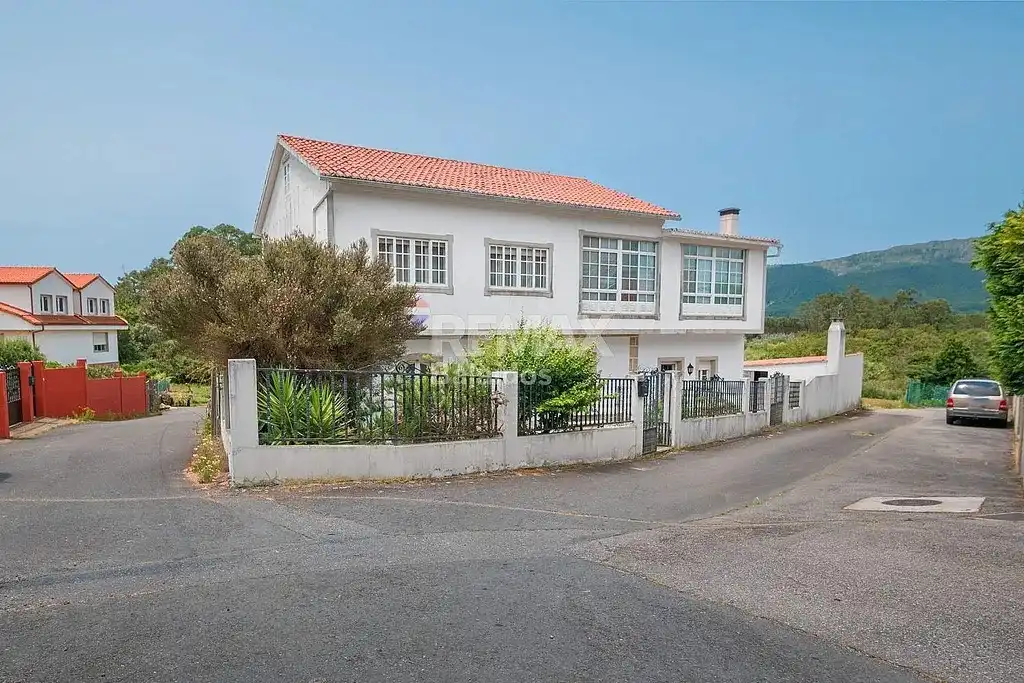 Vista exterior de Casa o xalet en venda en A Pobra do Caramiñal amb Calefacció, Jardí privat i Parquet