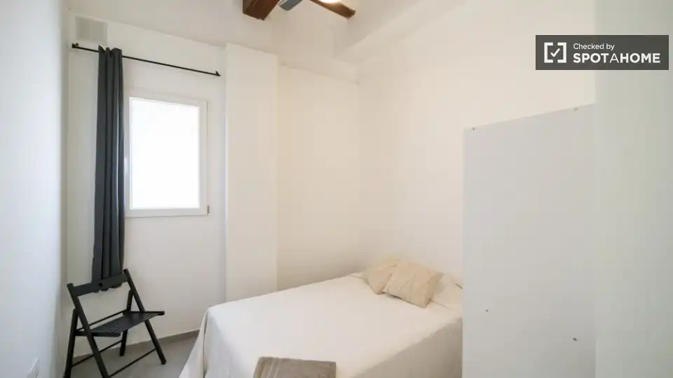 Room in Barrio de Benicalap