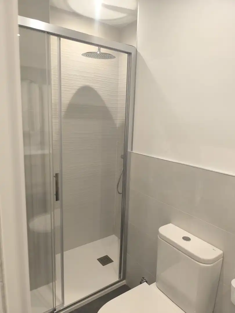 Bathroom of Flat for rent in Madrid  with Air Conditioner, Heating and Parquet flooring