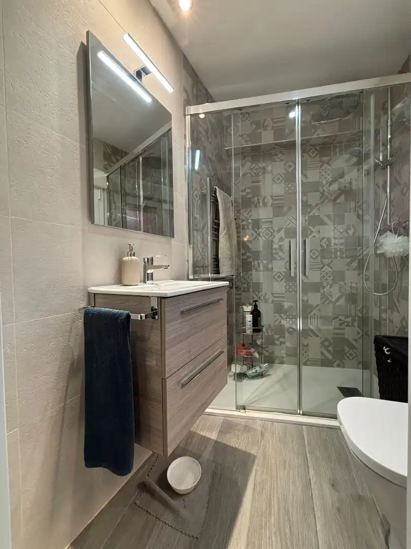 Badezimmer von Wohnung zur Miete in Madrid mit Klimaanlage und Heizung
