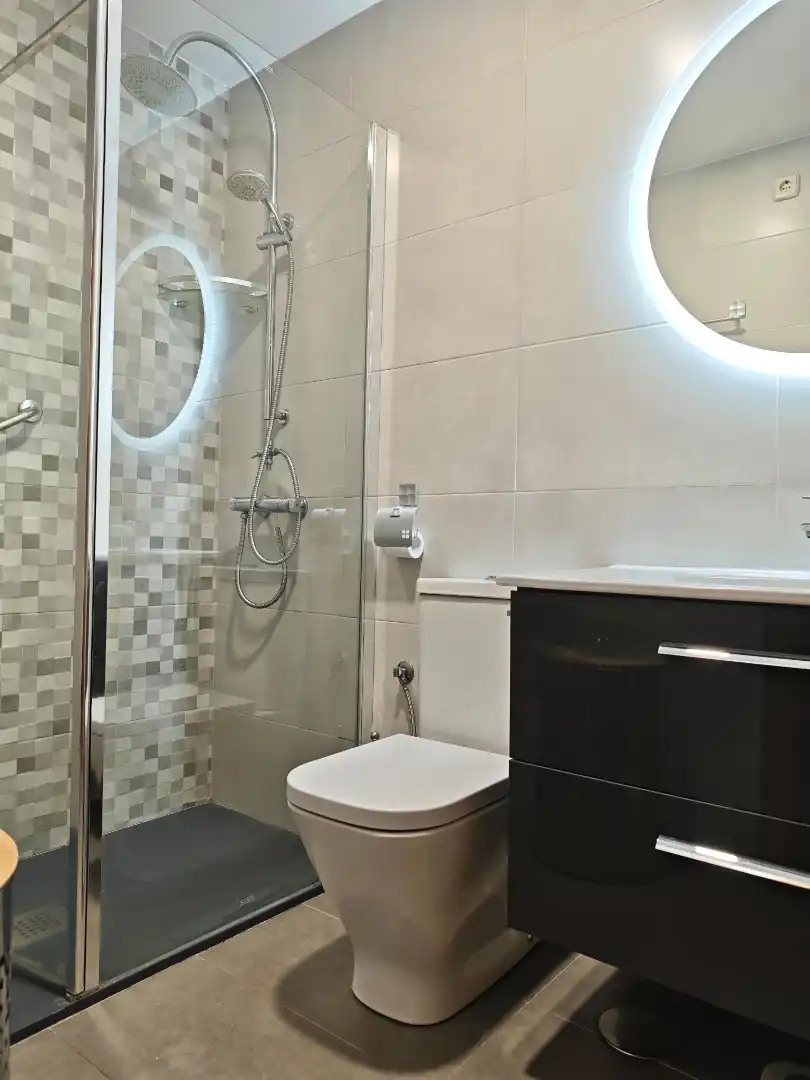 Badezimmer von Wohnungen zum Verkauf in Alcalá de Henares mit Klimaanlage, Heizung und Parkett