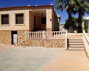 Vista exterior de Casa o xalet en venda en Torrevieja amb Aire condicionat, Calefacció i Jardí privat