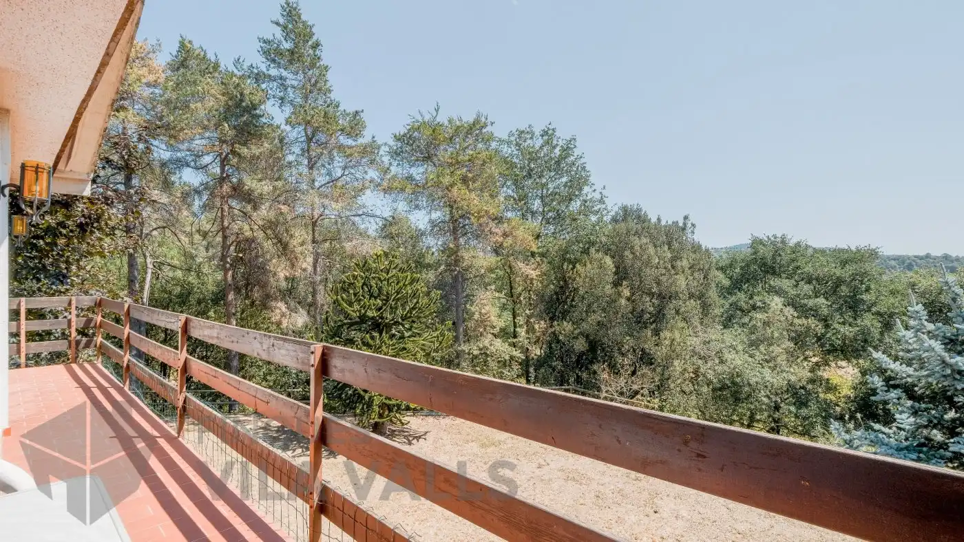 Außenansicht von Haus oder Chalet zum Verkauf in Sant Quirze Safaja mit Privatgarten und Balkon