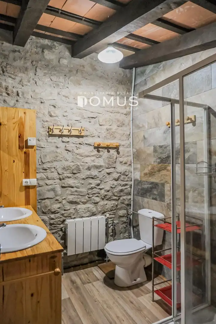 Habitación de Finca rústica en venta en Santa Pau con Calefacción, Parquet y Piscina