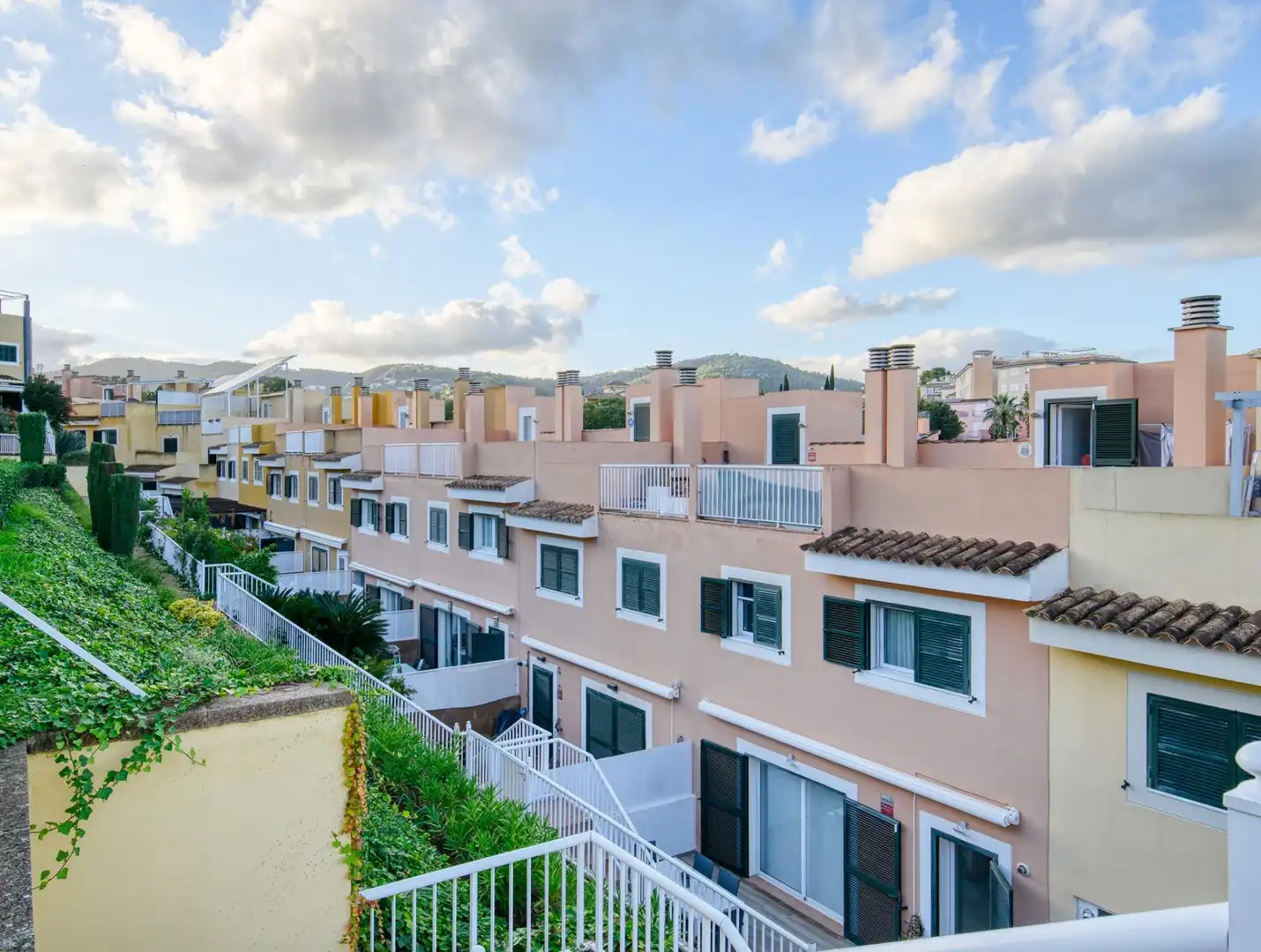 Vista exterior de Casa adosada en venda en  Palma de Mallorca amb Aire condicionat, Calefacció i Jardí privat