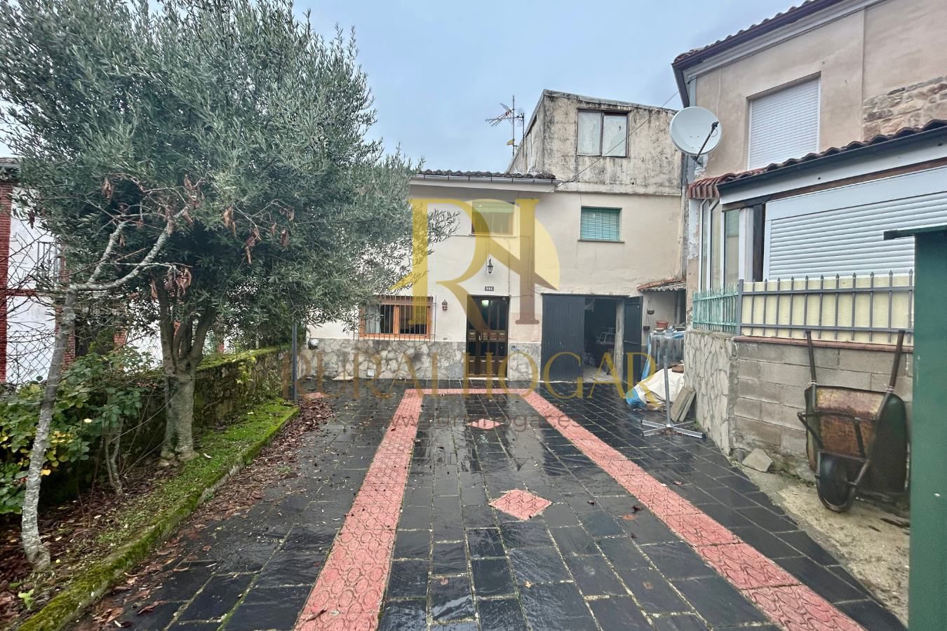 Vista exterior de Casa adosada en venda en Boñar